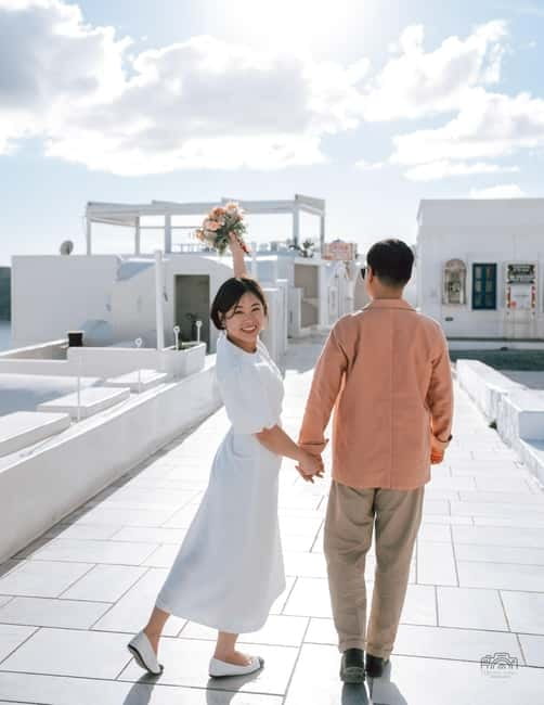 Santorini: Oia Private Couple Photoshoot with 35 Photos - Timing, clothing, and small ways to prepare