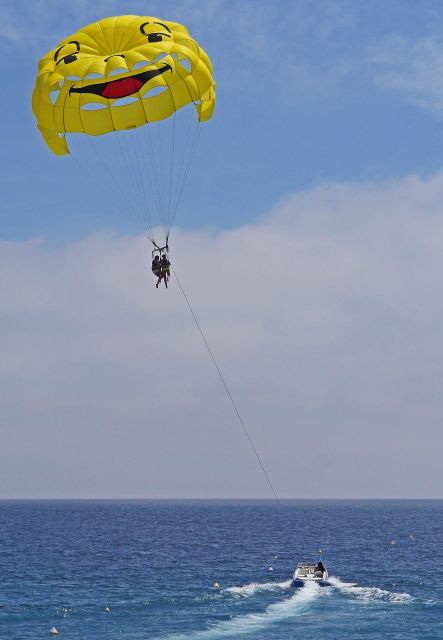 Santorini: Parasailing Flight Experience at Black Beach - The return to shore and optional photographs