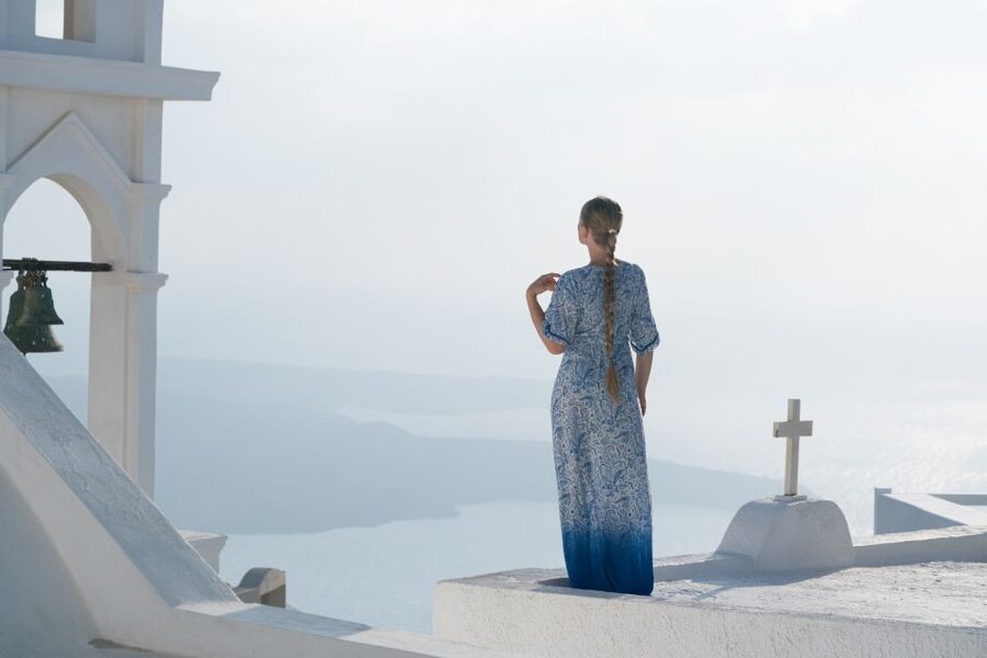 Santorini: Private Photo Shoot in Fira or Imerovigli - The photographers and the value of local guidance