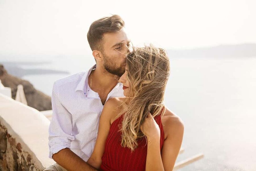 Santorini Unfiltered: Luxury Photoshoot with a Photographer - How the photographer handles posing