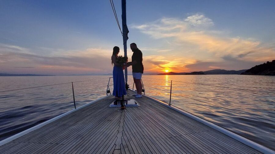Skiathos: Full-Day Sailing Cruise with Lunch - Sailing, motoring, and what the boat day feels like